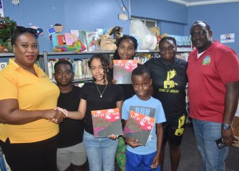 La Fundación L.O.V.E 2 L.E.A.R.N. dona el inspirador libro “Art at the Sea” a la Biblioteca de Sint Maarten