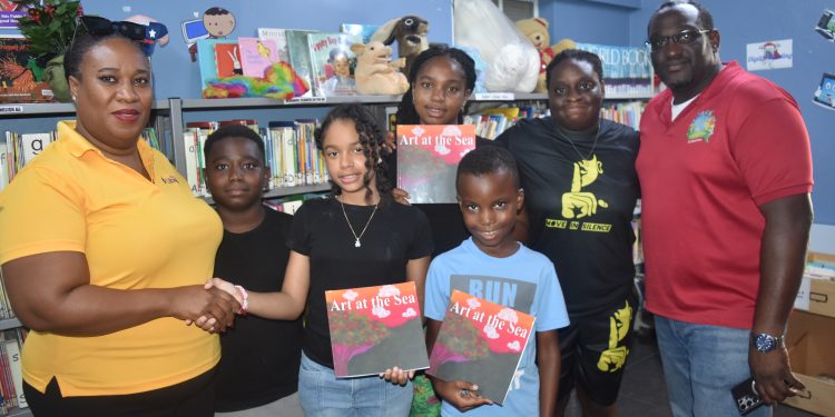 La Fundación L.O.V.E 2 L.E.A.R.N. dona el inspirador libro “Art at the Sea” a la Biblioteca de Sint Maarten