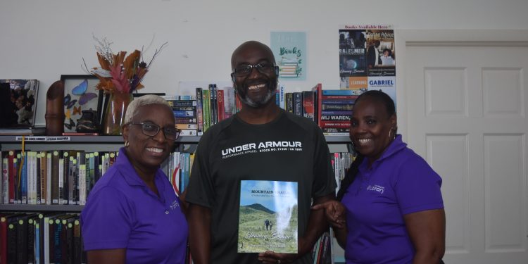 Desconéctate, explora y crea vínculos: ¡Únete al emocionante lanzamiento de Senderos de Montaña en la Biblioteca de Sint Maarten!