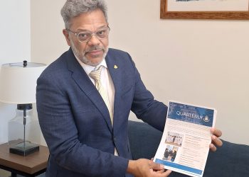 El Primer Ministro Mercelina recibe la segunda edición trimestral del Boletín del Gabinete de la Ministra Plenipotenciaria