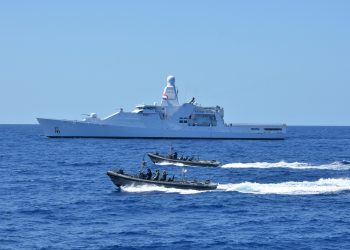 El HNLMS Friesland intercepta cerca de 318 kilos de cocaína