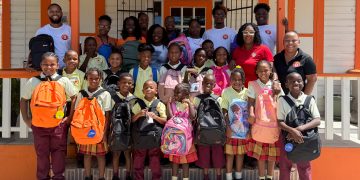 La campaña de regreso a clases de la Fundación RISE apoya a 60 estudiantes y 10 aulas