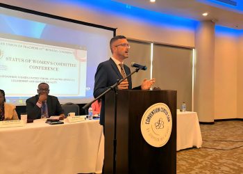 “Empoderar, no solo inspirar”, Stuart Johnson convoca a docentes caribeños a liderar el futuro durante su discurso inaugural en la 42.ª Conferencia Bienal de la CUT en St. Maarten