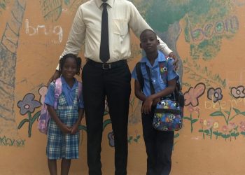 El Ministro Brug insta a los estudiantes a respetar a sus compañeros, profesores, conductores de autobuses escolares y otras personas de autoridad