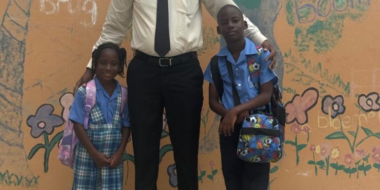 El Ministro Brug insta a los estudiantes a respetar a sus compañeros, profesores, conductores de autobuses escolares y otras personas de autoridad