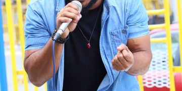 Aaron Silk hace un llamado a la acción con su nuevo sencillo “Painful Birth” (Parto Doloroso)