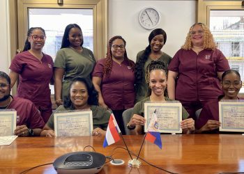 SMMC celebra la graduación de cuatro enfermeras tituladas de cuidados intensivos