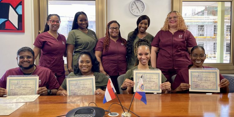 SMMC celebra la graduación de cuatro enfermeras tituladas de cuidados intensivos