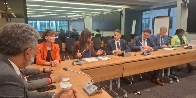 El Primer Ministro Dr. Luc Mercelina reafirma la prioridad del Proyecto COE durante una reunión de alto nivel con directivos del Banco Mundial