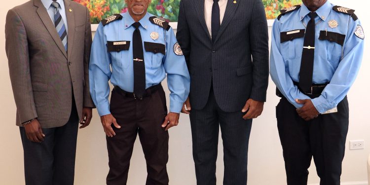 Arnold Lake celebra 38 años de servicio en el Gobierno del Departamento de Vigilancia Central