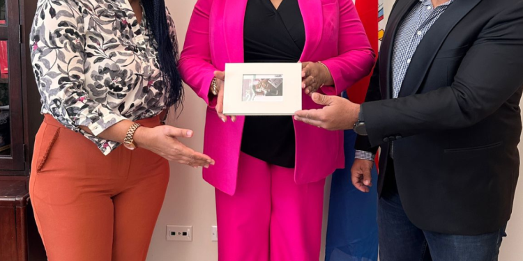 La Ministra de Finanzas recibe las Cuentas Anuales de la SOAB de 2024