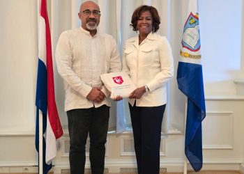 La Ministra Plenipotenciaria Arrindell recibe la visita del Rector de la USM, Dr. Carmona Báez