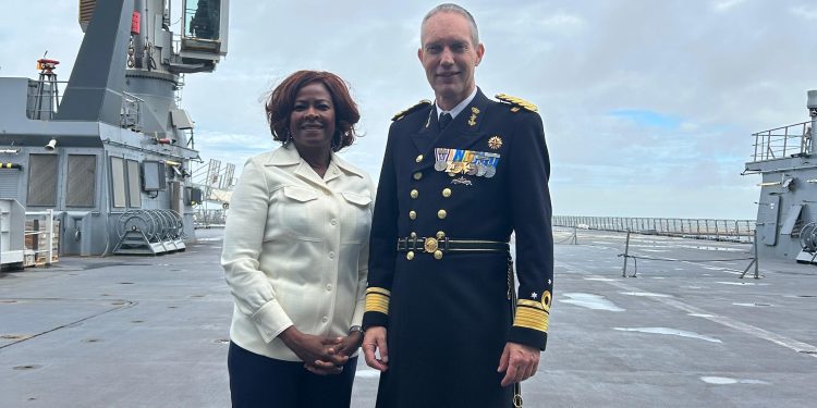 La Ministra Plenipotenciaria Arrindell asiste a la ceremonia de cambio de mando en la Base Naval de Den Helder
