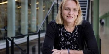 La Directora General de Salud Pública visita a Medicair, proveedor de ambulancias aéreas