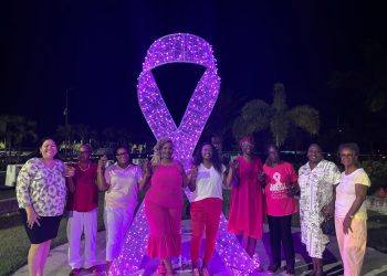 El aeropuerto Internacional Princesa Juliana se tinta de rosa para el mes de concientización sobre el cáncer de mama