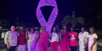 El aeropuerto Internacional Princesa Juliana se tinta de rosa para el mes de concientización sobre el cáncer de mama