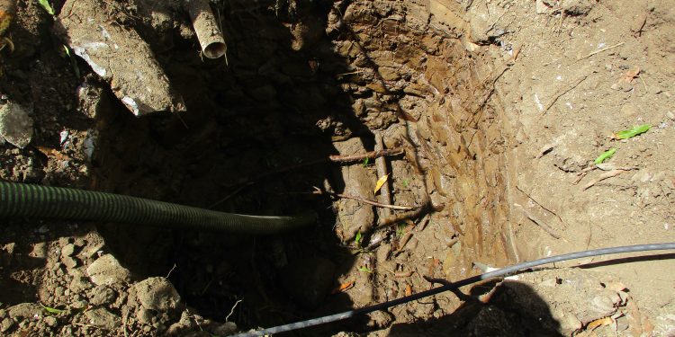 Descubren pozo histórico en la obra de Charles Leopold Bell School
