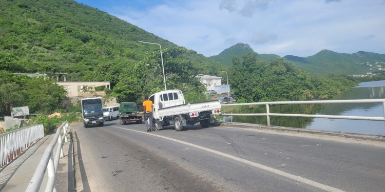 Arrestan sospechoso en relación con el robo de un vehículo