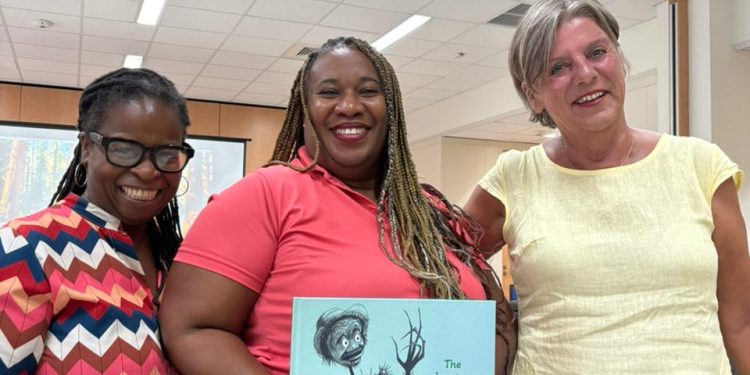 “Las Aventuras de Anansi: Ocho Cuentos Queridos Recontados y Donados Simbólicamente a la Biblioteca de Sint Maarten”