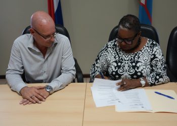 Firman contratos para la preparación de futuras viviendas sociales