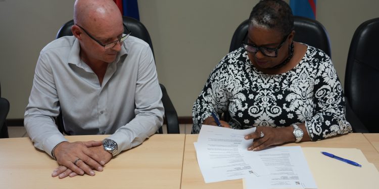 Firman contratos para la preparación de futuras viviendas sociales