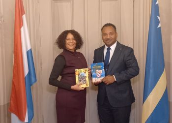 La Ministra Plenipotenciaria Carlson Manuel recibe “RUMANNAN PURUNCHI” y “ZONNESPROETJES-TROPISCH NESTJE” de la autora Loekie Morales