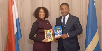 La Ministra Plenipotenciaria Carlson Manuel recibe “RUMANNAN PURUNCHI” y “ZONNESPROETJES-TROPISCH NESTJE” de la autora Loekie Morales