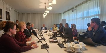 La Ministra Plenipotenciaria Arrindell afirma que la Consulta de IPKO 2025 concluye con compromisos en materia de educación, envejecimiento, geopolítica, leyes consensuadas del Reino y renovación democrática