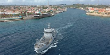 El buque de la Armada HNLMS Pelikaan entrega ayuda de emergencia a Jamaica