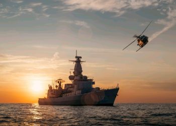 El HNLMS Van Amstel releva brevemente al HNLMS Groningen