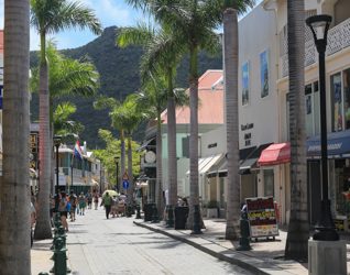 Reportan un atraco en las afueras de un hotel en Front Street