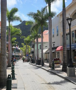 Reportan un atraco en las afueras de un hotel en Front Street