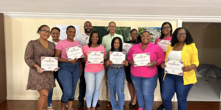 Funcionarios Públicos Completan Capacitación en Protocolo Dirigida por Experto en Protocolo