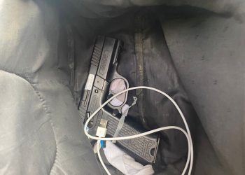 Arrestan dos sospechosos en relación con un robo a mano armada en Front Street.