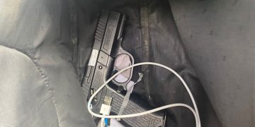 Arrestan dos sospechosos en relación con un robo a mano armada en Front Street.