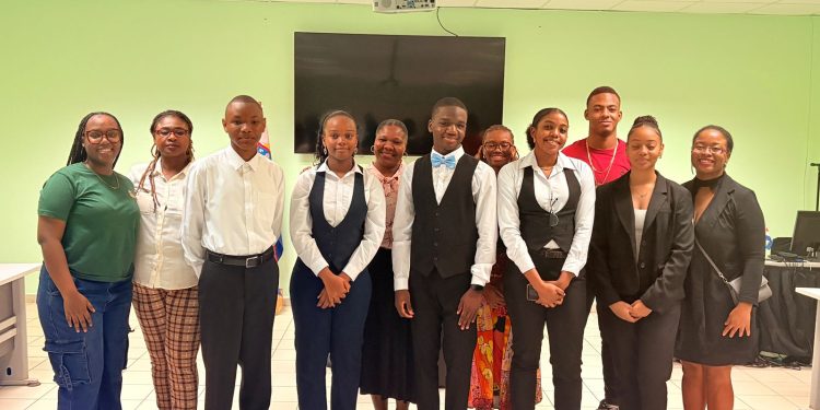 Continúa el Concurso Anual Interescolar de Debate del Parlamento Juvenil de Sint Maarten