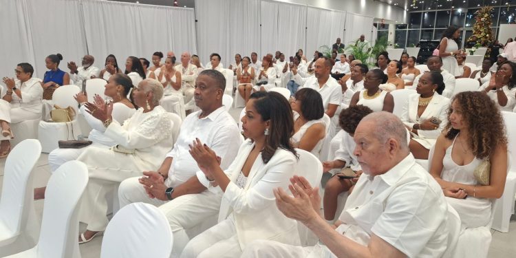 La Presentación Ejecutiva “Sueña en Grande, Brilla con Fuerza” rinde homenaje a las Estrellas Emergentes de Sint Maarten e impulsa las iniciativas de becas para jóvenes