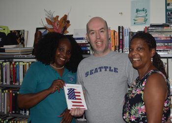 La Biblioteca de Sint Maarten recibe «Alternatieve Feiten: Terugblik op het presidentschap van Donald Trump»