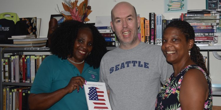 La Biblioteca de Sint Maarten recibe «Alternatieve Feiten: Terugblik op het presidentschap van Donald Trump»