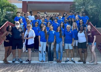 El Club Rotario de Sint Maarten prepara canastas de alimentos para las próximas fiestas navideñas