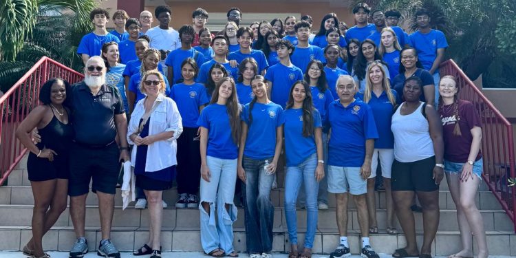 El Club Rotario de Sint Maarten prepara canastas de alimentos para las próximas fiestas navideñas