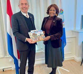 El Embajador del Reino Unido, Rampling, realiza una visita de cortesía a la Ministra Plenipotenciaria Arrindell