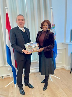 El Embajador del Reino Unido, Rampling, realiza una visita de cortesía a la Ministra Plenipotenciaria Arrindell