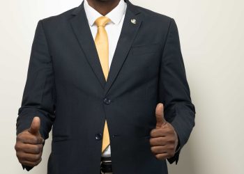 El Ministro Brug Destaca la Importancia de Apoyar el Bienestar Masculino en el Día Internacional del Hombre