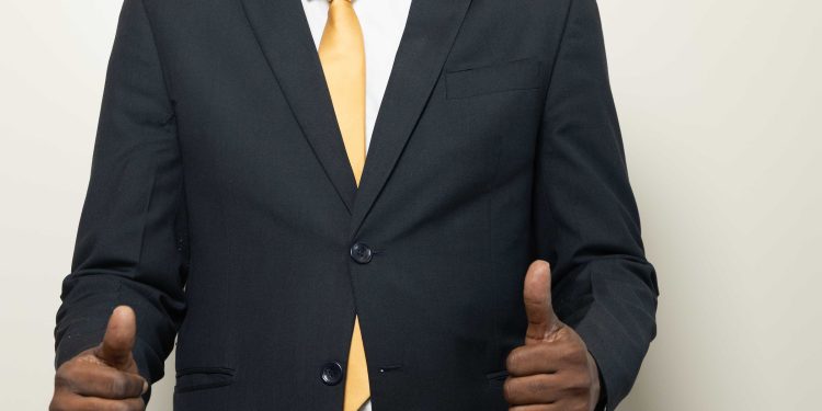 El Ministro Brug Destaca la Importancia de Apoyar el Bienestar Masculino en el Día Internacional del Hombre