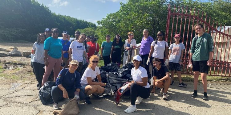 65 voluntarios retiran 5 camiones llenos de basura del Little Bay Pond durante la jornada de limpieza comunitaria del SMMC