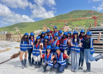 Escritores de Teen Times visitan las obras del SMGH