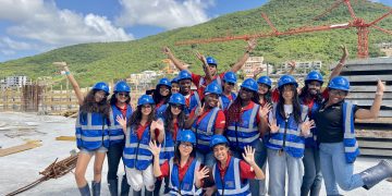 Escritores de Teen Times visitan las obras del SMGH