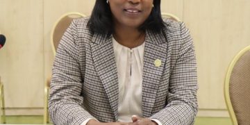 La Parlamentaria Veronica Jansen-Webster aboga por un mejor apoyo para padres y niños de acogida