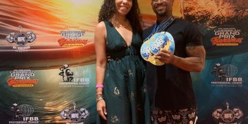 El atleta de fisicoculturismo masculino Calvin Mardembrough Jr., cierra el año con medalla de plata en el Gran Premio del Caribe